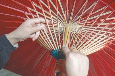 一把油纸伞 传承百余年