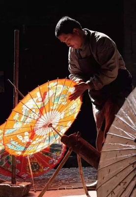 撑着油纸伞的姑娘,缺席了郑州昨天那场雨