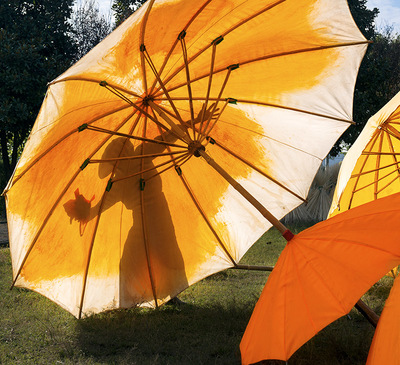 安徽泾县制伞人家,工人在对伞布油。 - 我的相册 - 大众摄影网