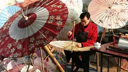 六代人的坚守,他是油纸伞的最后守望者,携“伞王”破吉尼斯世界纪录