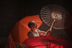 中国第二届扶贫公益摄影大展投稿区 制伞产业的温暖瞬间